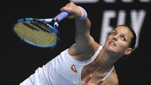 Karolína Plíšková servíruje ve třetím kole Australian Open.
