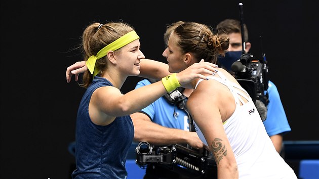Karolína Muchová (vlevo) přijímá gratulace od Karolíny Plíškové po vzájemném zápase ve třetím kole Australian Open.