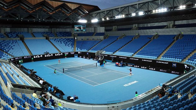 Pohled na przdn tribuny arny Margaret Courtov, v n probh utkn tetho kola Australian Open mezi domc Ashleigh Bartyovou a Ruskou Jekatrinou Alexandrovovou.