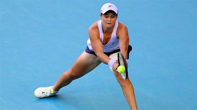 Domc hvzda Ashleigh Bartyov se natahuje k deru ve tetm kole Australian Open.
