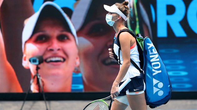 Markéta Vondroušová přichází na kurt před osmifinále Australian Open.
