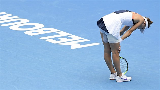 Markéta Vondroušová se vydýchává po výměně v osmifinále Australian Open.
