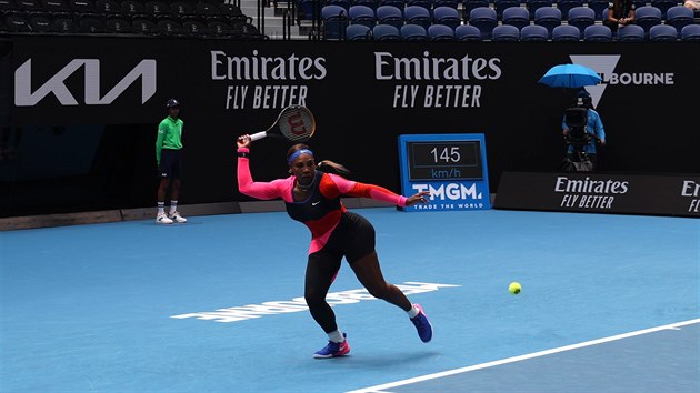 Američanka Serena Williamsová se napřahuje k úderu v osmifinále Australian Open.