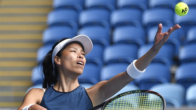 Sie Šu-wej z Tchaj-wanu podává v osmifinále Australian Open.