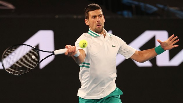 Srb Novak Djokovič hraje forhend v osmifinále Australian Open.