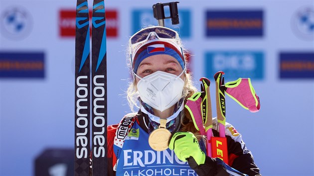 ZLATÁ PÓZA. Markéta Davidová ukazuje zlatou medaili, kterou si vydobyla ve vytrvalostním závodě na mistrovství světa v Pokljuce.