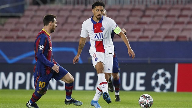 Lionel Messi (Barcelona) napadá Marquinhose z Paris St. Germain při rozehrávce.