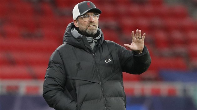 Jürgen Klopp, trenér Liverpoolu, dává pokyny svým svěřencům.
