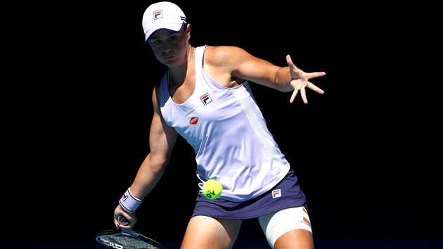 Domc hvzda Ashleigh Bartyov hraje forhend ve tvrtfinle Australian Open.