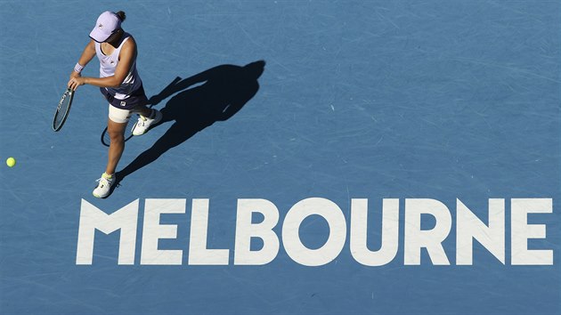 Domc hvzda Ashleigh Bartyov se pipravuje na podn ve tvrtfinle Australian Open.