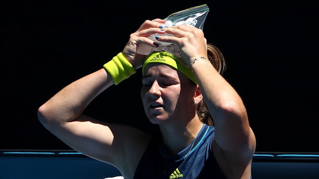 Karolna Muchov si chlad hlavu ledem po vtznm tvrtfinle Australian Open.