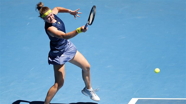 Karolína Muchová se opírá do forhendu ve čtvrtfinále Australian Open.