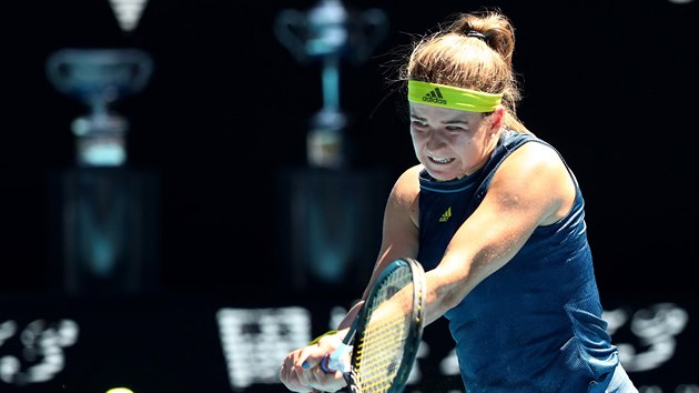 Karolína Muchová se soustředí na bekhend ve čtvrtfinále Australian Open.