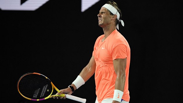 Španěl Rafael Nadal smutní po pokaženém úderu ve čtvrtfinále Australian Open.