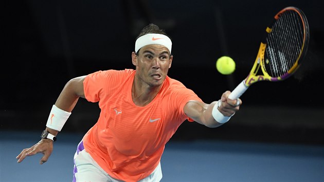 panl Rafael Nadal smutn se natahuje po mi ve tvrtfinle Australian Open.