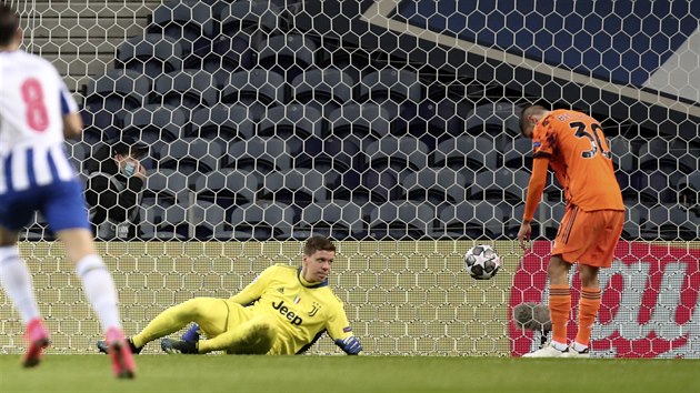 Brank Wojciech Szczesny a Rodrigo Bentancur (oba Juventus) smutn po inkasovanm glu.