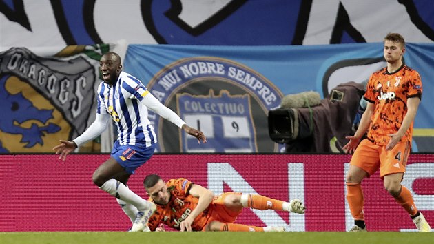 Radost tonka Moussy Maregy (Porto) v kontrastu se zklamnm Matthijse e Ligta z Juventusu (vpravo).