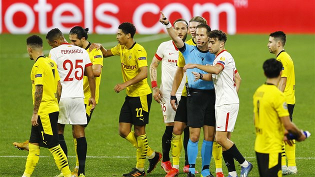 Momentka z utkání Ligy mistrů mezi Sevillou a Dortmundem.  Uprostřed rozhodčí Danny Makkelie