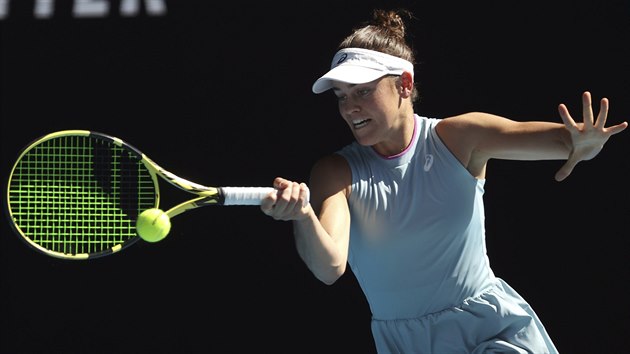 Američanka Jennifer Bradyová hraje forhend v semifinále Australian Open.