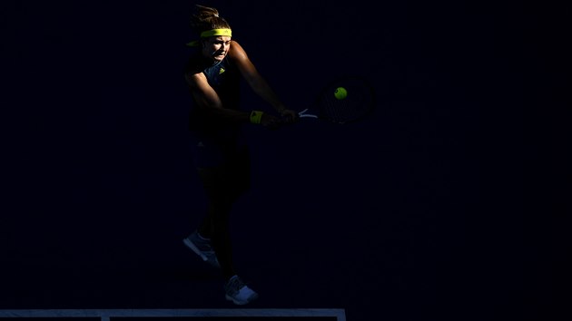 Karolína Muchová hraje bekhend v semifinále Australian Open.