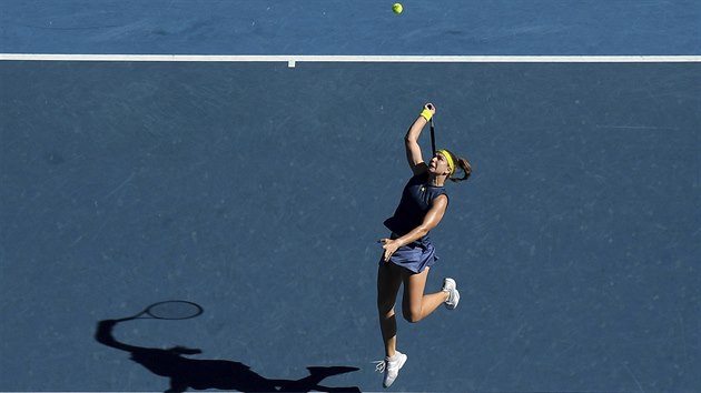Karolína Muchová naskakuje na smeč v semifinále Australian Open.