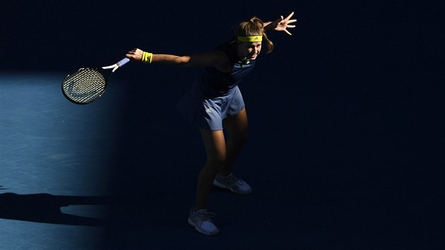 Karolína Muchová hraje bekhendový čop v semifinále Australian Open.