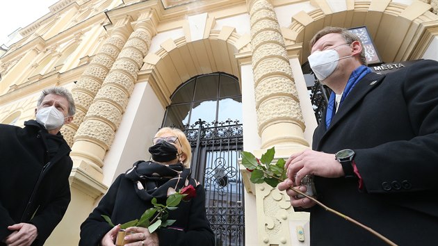 Do Teplic přijel i předseda Senátu Miloš Vystrčil. Na fotografii stojí s Kuberovou manželkou Věrou a nynějším primátorem Hynkem Hanzou.
