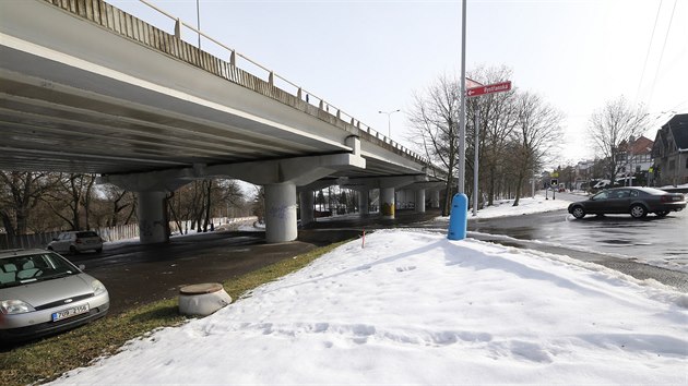Zmíněné mosty se nacházejí na komunikaci I/8, která v Ústeckém kraji spojuje Lovosice s Teplicemi a za nimi ještě pokračuje až k hranici s Německem.