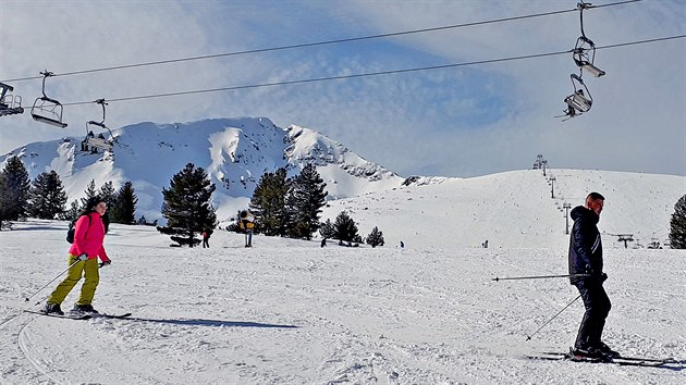 Vlevo nejvy tt Todorka (2 746 m), kde je vtchto dnech zakzan voln lyovn. Pod nm je irok Plato, na kter navazuj erven a modr sjezdovky.