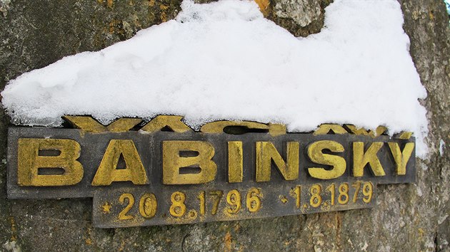Hrob Babinského se nachází pár desítek metrů od řepských paneláků na okraji Prahy 6.