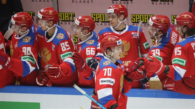 Ruští hokejisté oslavují gól Zachara Bardakova.