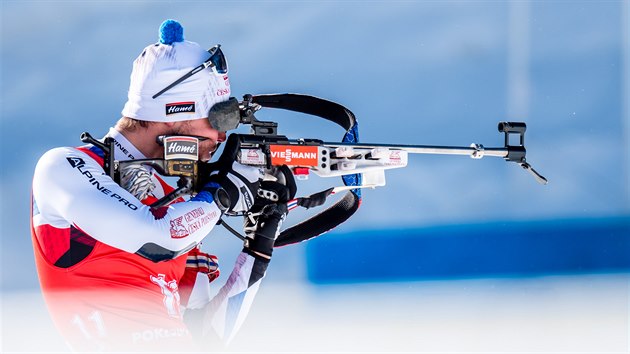 Michal Krčmář na střelnici během stíhacího závodu na mistrovství světa v Pokljuce