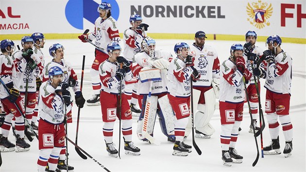 Zklamaní čeští hokejisté po prohře s Ruskem