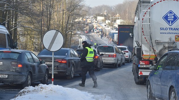 Více než kilometrová kolona se vytvořila 15. února 2021 ráno na hraničním přechodu v Pomezí nad Ohří na Chebsku. Důvodem jsou zpřísněná pravidla pro vstup do Německa kvůli koronavirové pandemii. (15. února 2021)