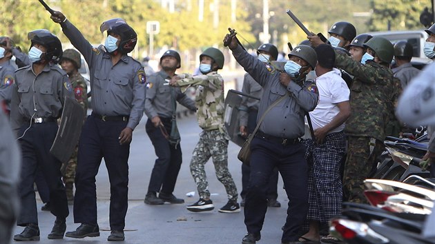 Policista vybavený prakem míří na neznámý cíl během protestů ve městě Mandalaj. Po vojenském převratu v zemi neutichají nepokoje, nová vláda vypíná internet, aby opozici znemožnila komunikaci. (15. února 2021)
