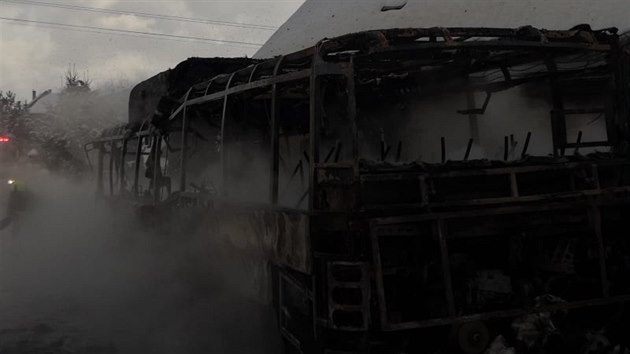 Autobus zcela pohltily plameny.