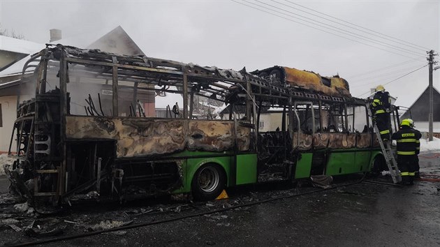 Autobus zcela pohltily plameny.