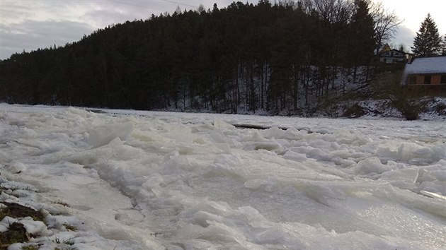 V Kolodějích nad Lužnicí hrozí kvůli ledu vylití řeky. (17. 2. 2021)