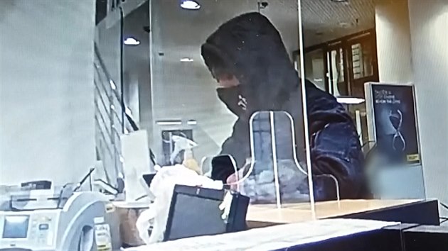 Ozbrojený muž si z banky odnesl desítky tisíc korun