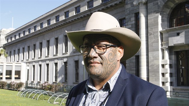 Maorsk poslanec Rawiri Waititi odmt v novozlandskm parlamentu nosit kravatu. Oznauje ji za koloniln oprtku. (21. jna 2020)