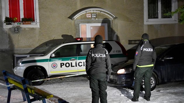 Policie před domem ve ve slovenském městě Kežmarok, kde se našel mrtvý pár. Zřejmě je zabil jejich syn, který později unesl prodavačku. (18. února 2021)