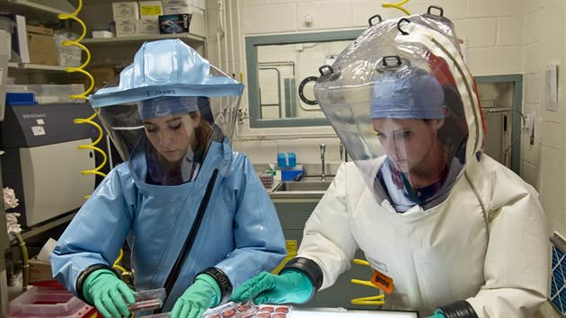 Výzkumnice v americké laboratoři zaměřené na biologické hrozby Fort Detrick. (5. listopadu 2014)