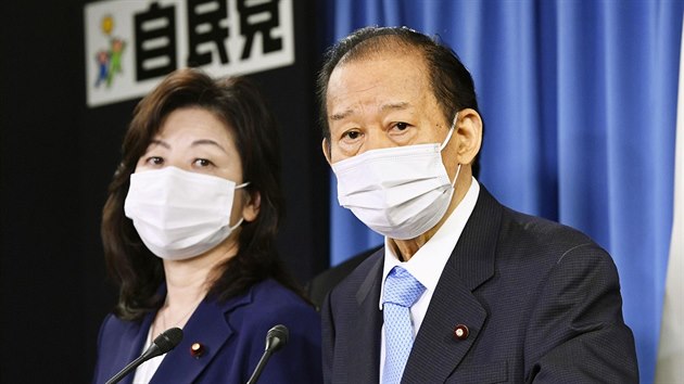 Tajemník japonské Liberálně demokratické strany Tošihiro Nikai pozval ženské poslankyně na setkání předsednictva. Nesmějí ale na nich mluvit. (25. ledna 2021)