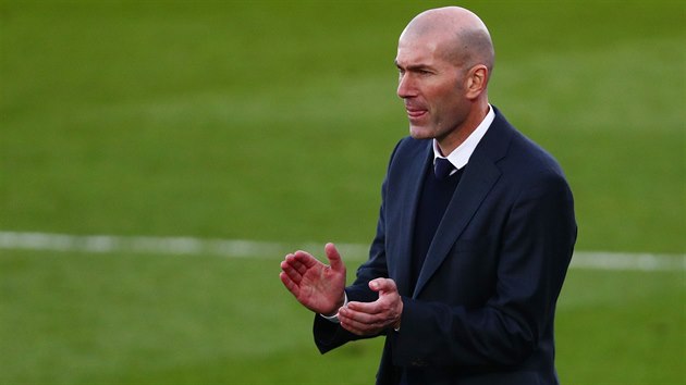 Trenér Realu Madrid Zinedine Zidane povzbuzuje svůj tým v utkání s Valencií.