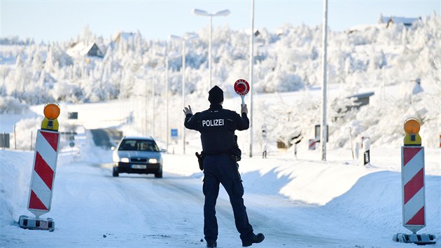 Německá policie na hranicích s Českou republikou kontroluje přijíždějící auta. Snímek pochází z přechodu Zinnwald (Cínovec) v Krušných horách. (14. února 2021)