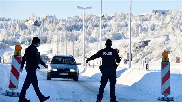 Nmeck policie na hranicch s eskou republikou kontroluje pijdjc auta. Snmek pochz z pechodu Zinnwald (Cnovec) v Krunch horch. (14. nora 2021)