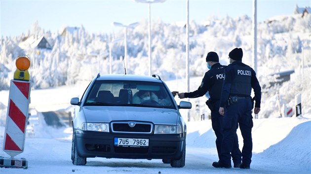 Německá policie na hranicích s Českou republikou kontroluje přijíždějící auta. Snímek pochází z přechodu Zinnwald (Cínovec) v Krušných horách. (14. února 2021)