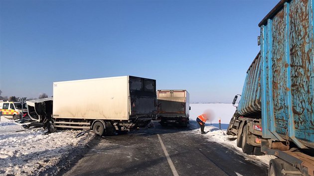U Klecan v okrese Praha-východ se srazil kamion s osobním autem. (12. února 2021)