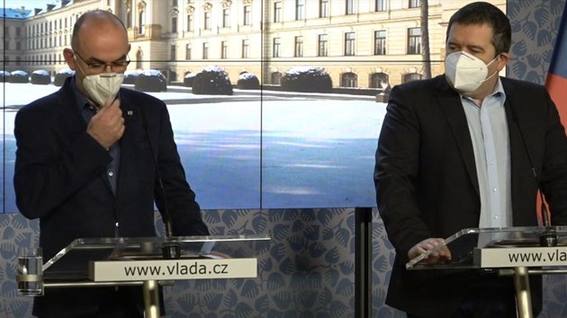 Ministr zdravonictví Jan Blatný a ministr vnitra Jan Hamáček po jednání vlády 15. února 2021