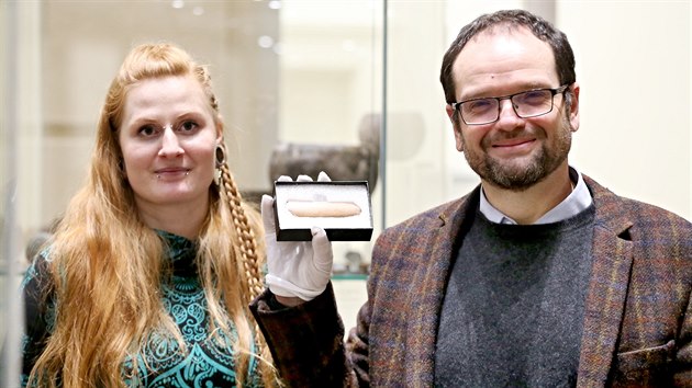 V čele týmu archeologů, kteří objevili kost s germánskými runami na slovanském nalezišti, stál Jiří Macháček. Nápisu si všimla studentka Alena Slámová.